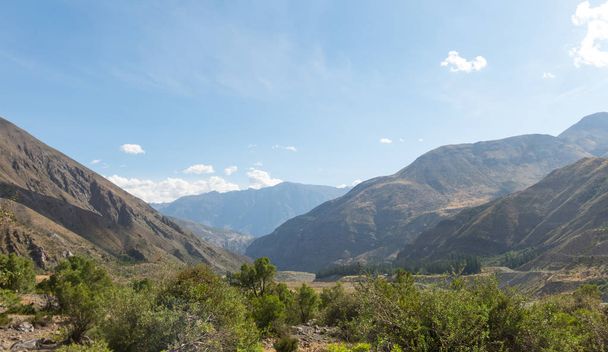 Cajon del Maipo (s. Maipo Canyon, kanjoni sijaitsee Andeilla. Chilestä. Lähellä pääkaupunkia Santiagoa. Se tarjoaa kauniita maisemia
.  - Valokuva, kuva