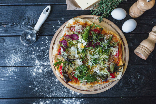 Delicious pizza on dark wooden background - Fotoğraf, Görsel