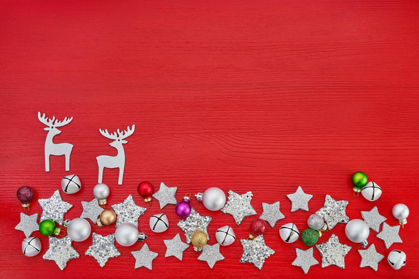 Κόκκινο Χριστουγεννιάτικο φόντο. Πολύχρωμα Χριστούγεννα διακόσμηση με λευκό έλατο σε κόκκινο φόντο. Κάτοψη, αντιγράψτε το χώρο. Ευχετήρια κάρτα. - Φωτογραφία, εικόνα