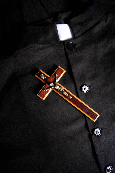 Kruis en soutane van een priester - Foto, afbeelding