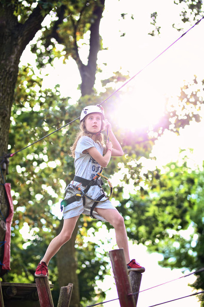 young girl climbs the rope park - Fotoğraf, Görsel