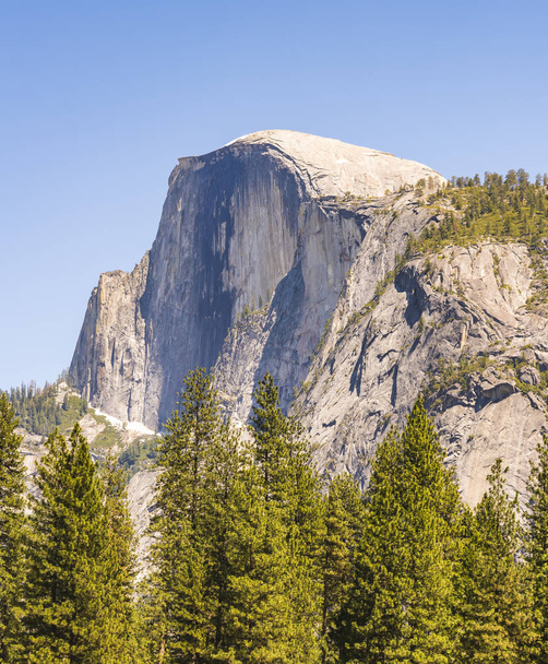 Półkopuła w słoneczny dzień, Park Narodowy Yosemite Kalifornia, usa. - Zdjęcie, obraz