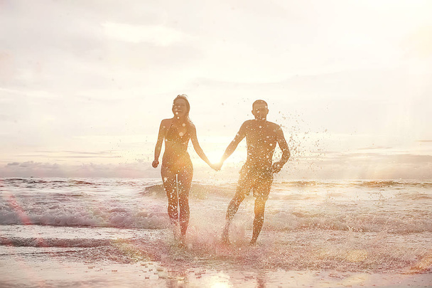 casal amor feliz correndo ao longo da praia, descanso saudável, atividade esportiva, férias de verão
 - Foto, Imagem