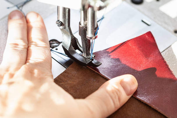 кравець пошиття шматочків шкіри на швейній машинці крупним планом
 - Фото, зображення