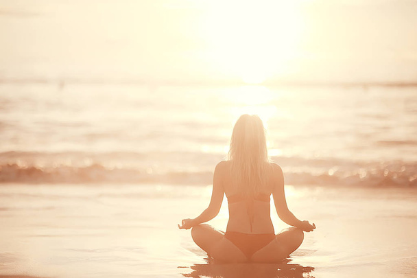 meditáció és a jóga, a strandon. Fiatal nő, jóga, a tenger partján - Fotó, kép