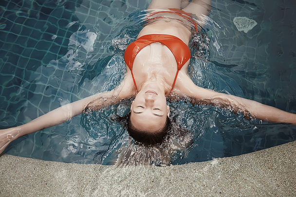 beautiful young woman relaxing in swimming pool, summer vacation  - Foto, Imagen
