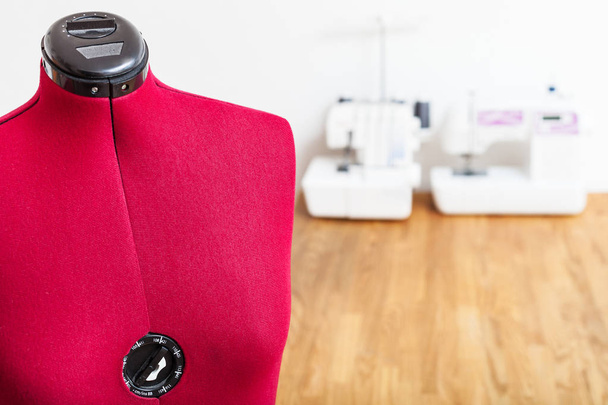 dressmaker dummy close up em oficina de alfaiate com máquinas de costura
 - Foto, Imagem