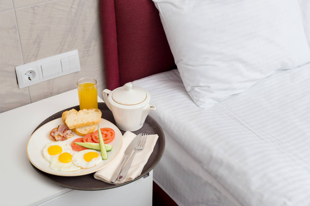 Breakfast in bed in hotel room - Fotoğraf, Görsel