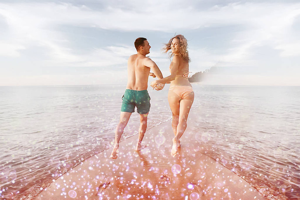 couple amoureux heureux courant le long de la plage, repos sain, activité sportive, vacances d'été
 - Photo, image
