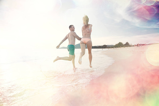 щаслива закохана пара біжить уздовж пляжу, здоровий відпочинок, спортивна активність, літня відпустка
 - Фото, зображення