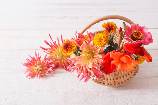 letnie kwiaty w koszyku na drewnianym stole - Zdjęcie, obraz