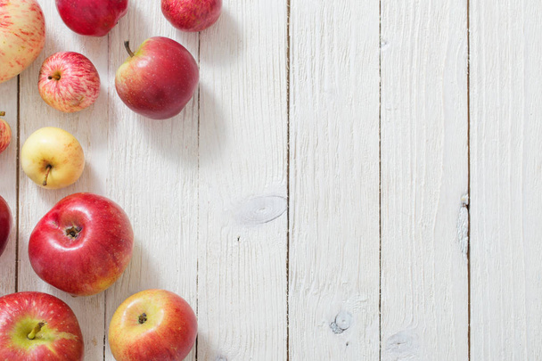 the apples on wooden white background - Fotoğraf, Görsel