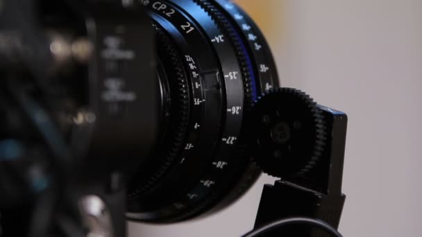 Profesjonalna kamera odwraca się od boku do przodu przy użyciu narzędzi pracy z bliska radio-focus (1080p, 25fps) - Materiał filmowy, wideo