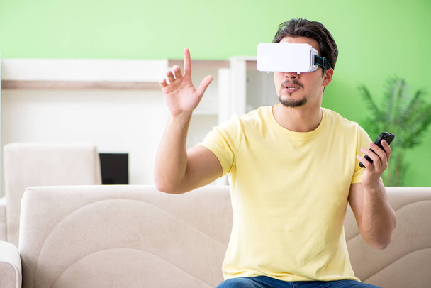 Jovem com óculos de realidade virtual - Foto, Imagem