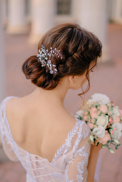 brides wedding hairstyle from behind - Foto, afbeelding