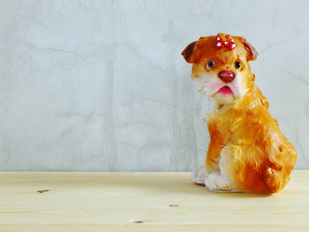 estatua de perro de cerámica con copia de espacio sobre fondo de madera
 - Foto, Imagen