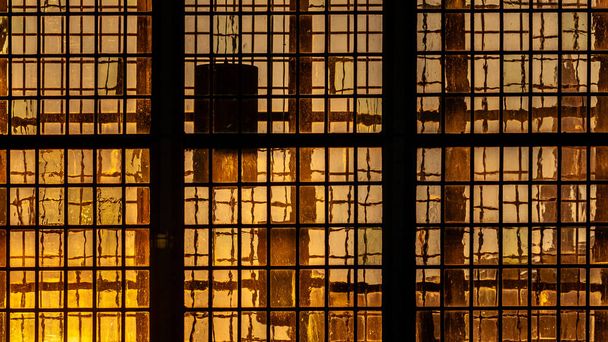 Ночная фотография старого ганзейского города Зютфен на реке Эйссел. Монументальный средневековый центр с улицами и красивой архитектурой
. - Фото, изображение