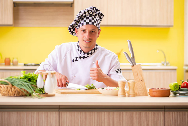 Junge Profi-Köchin bereitet Salat in der Küche zu - Foto, Bild