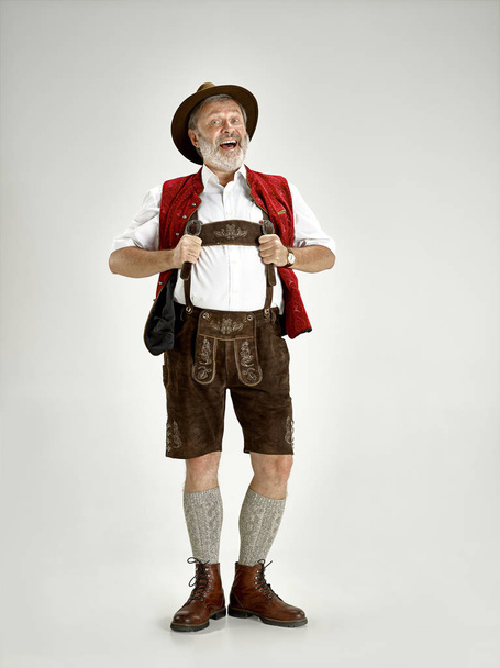 Portrait of Oktoberfest man, wearing a traditional Bavarian clothes - Foto, Bild