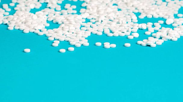 Sugar pills blue background. Medical pills close-up. - Foto, afbeelding