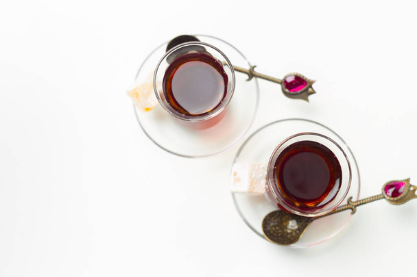 Turecka herbata w tradycyjnego szkła na białym tle - Zdjęcie, obraz