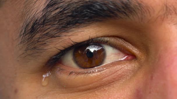 Gyönyörű szem az Arab nemzetiség Close-Up ember. Az ember sír - Felvétel, videó