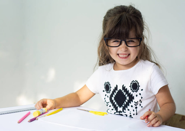 Portret ładny szczęśliwy przedszkolu dziecko dziewczyna w okularach. Szkoła, koncepcja edukacji. - Zdjęcie, obraz