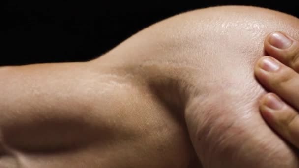Smagliature maschili sulla pelle di mani, spalle e petto da vicino
 - Filmati, video