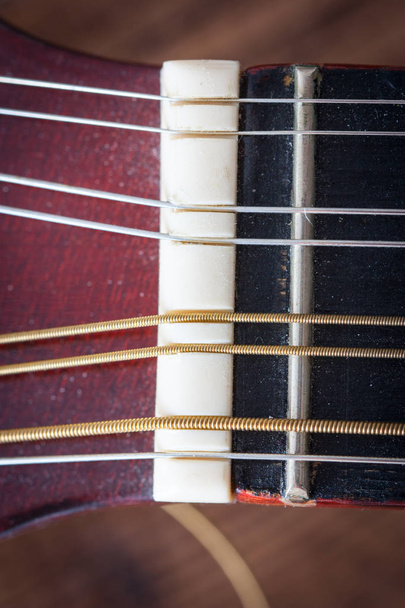 Instrumento musical griego bouzouki, imagen de cerca de una clavija, cuerda, buitre, concepto musical
 - Foto, Imagen