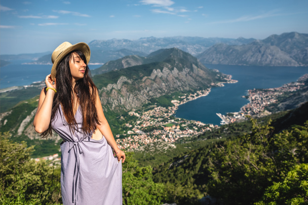 belle femme posant avec la baie de Kotor et la ville de Kotor sur fond au Monténégro
 - Photo, image