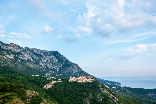 a zöld dombon fekszik, közel Budva városa Montenegró házak - Fotó, kép