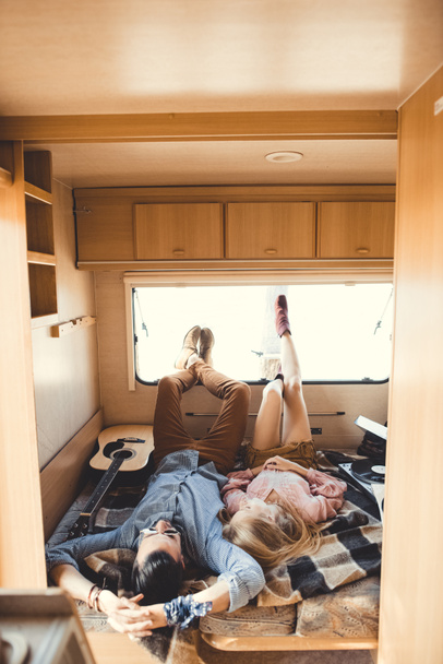 jovem casal hippie descansando dentro trailer com guitarra e jogador de vinil
 - Foto, Imagem
