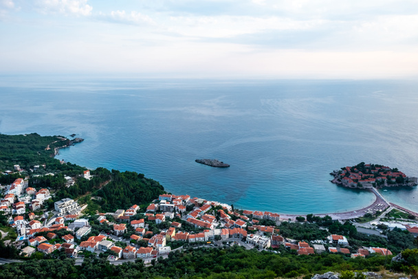 ブドヴァ市街とアドリア海、モンテネグロのホテル リゾート スベティ ・ ステファン島の航空写真 - 写真・画像