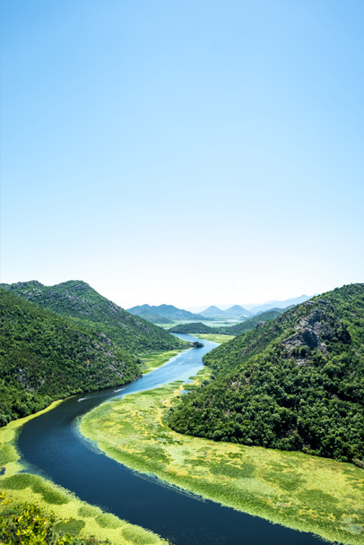 Landschaft des schönen Flusses Crnojevica (rijeka crnojevica) und der Berge in Montenegro - Foto, Bild