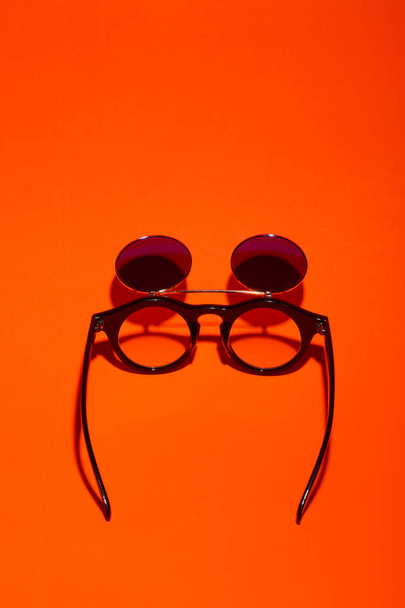 Солнечные очки с двойным стеклом на розовом фоне - Фото, изображение