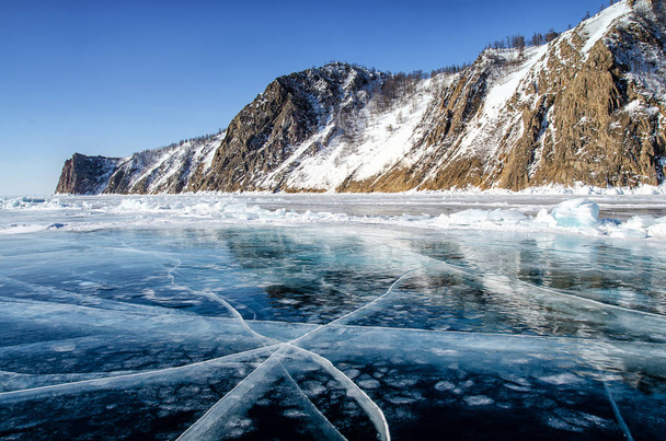Вид на красиві малюнки льоду з тріщин і бульбашок глибокого газу на поверхні Байкалу озера взимку, Росія. - Фото, зображення