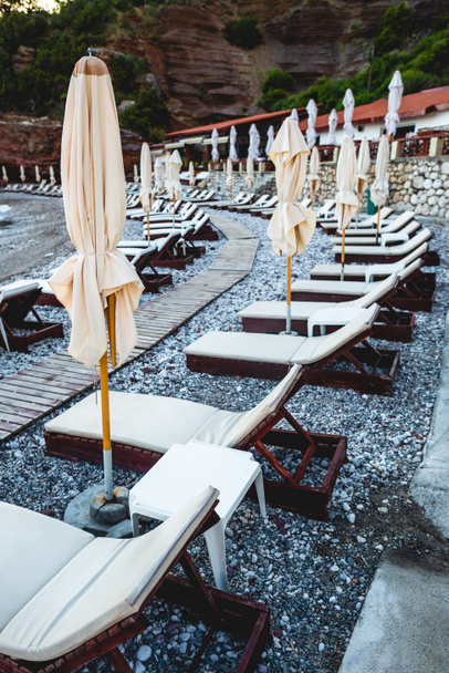 leżaki na pustej plaży w mieście Budva, Czarnogóra - Zdjęcie, obraz