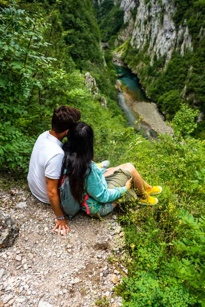 vue en angle élevé du couple regardant la rivière Piva dans le canyon de Piva, Monténégro
 - Photo, image