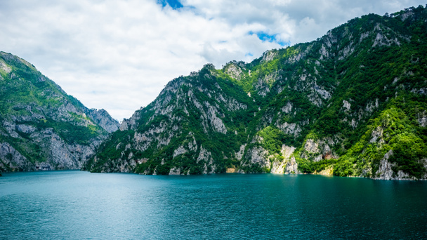 Piva jezero (Pivsko Jezero) a hory s slunečního záření v Černé hoře - Fotografie, Obrázek