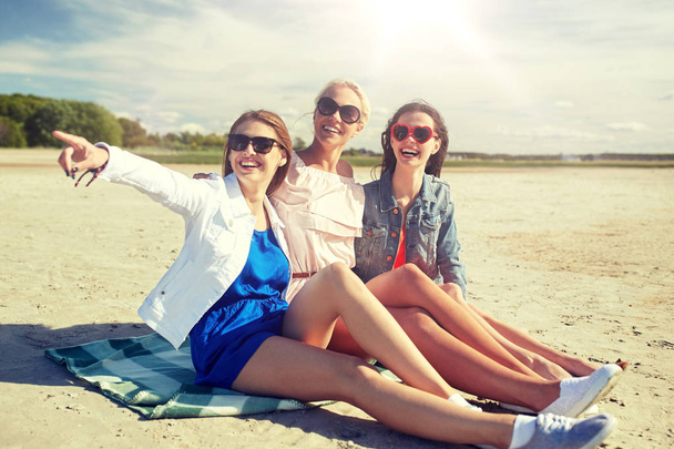 group of smiling women in sunglasses on beach - Foto, Bild