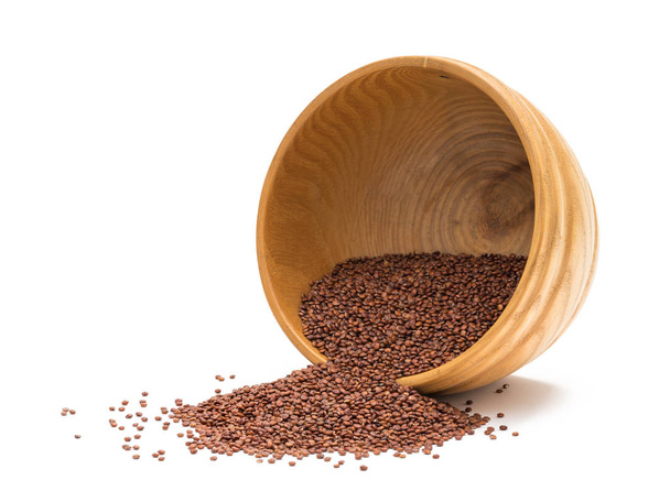 Czerwony quinoa nasiona przewrócone drewniane miski z niskim kątem i na białym tle - Zdjęcie, obraz