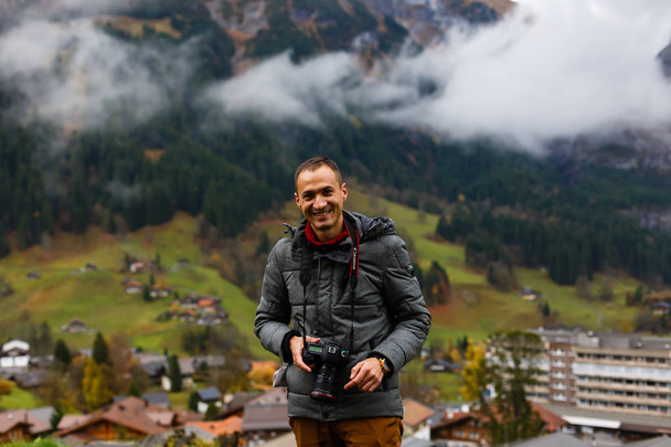 Fotografo naturalistico turista con riprese fotografiche mentre in piedi della montagna
. - Foto, immagini