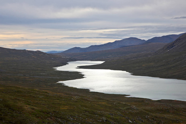 lago na reserva da Noruega ao pôr do sol
 - Foto, Imagem