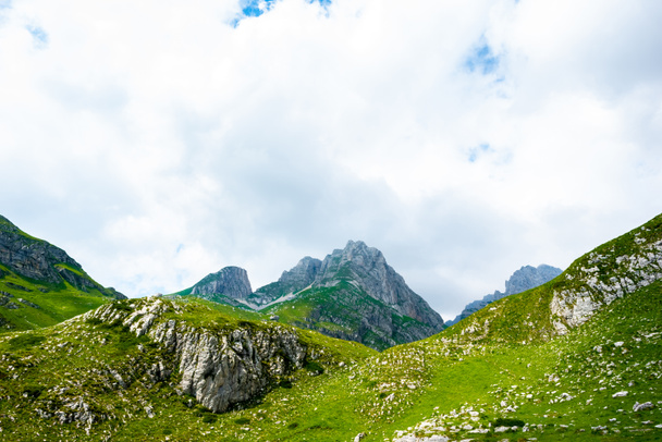 Sziklás-hegység, a zöld fű és a felhős ég a Durmitor massif, Montenegró - Fotó, kép