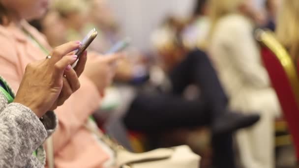 Handen van vrouwen met gadgets op handelsconferentie - Video