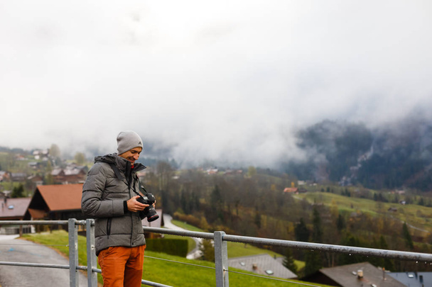 Fotografo naturalistico turista con riprese fotografiche mentre in piedi della montagna
. - Foto, immagini