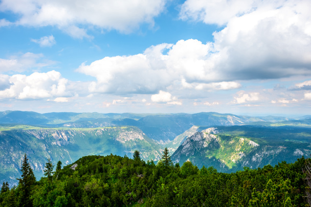 モンテネグロ ドゥルミトル山地の山々 の上曇りの青い空 - 写真・画像