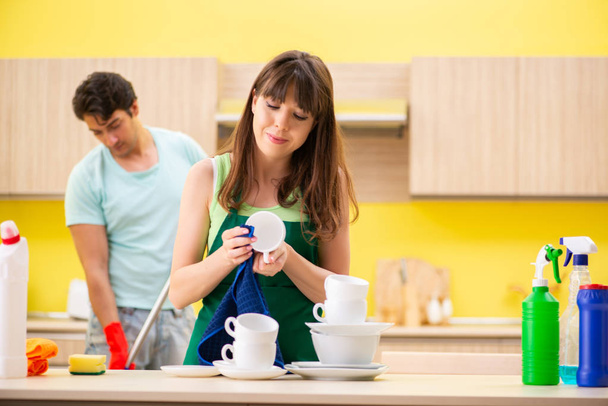 Молодая пара работает на кухне  - Фото, изображение