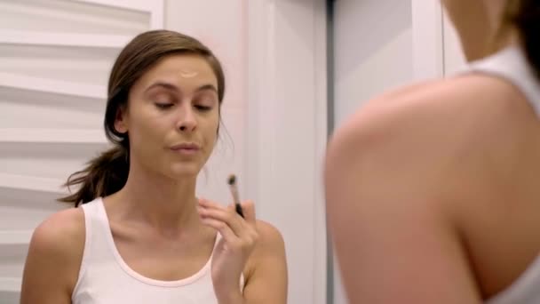 Kobieta, stawiając na jej makijaż w łazience - Materiał filmowy, wideo