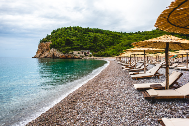 chaises longues sur la plage vide de la mer adriatique à Budva, Monténégro
 - Photo, image